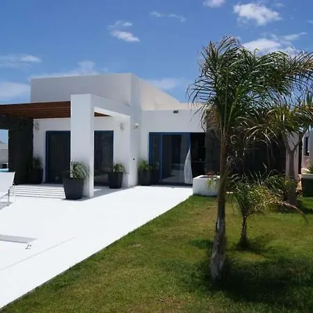 Playa Blanca Sleeps 6 Pool Wifi Apartment